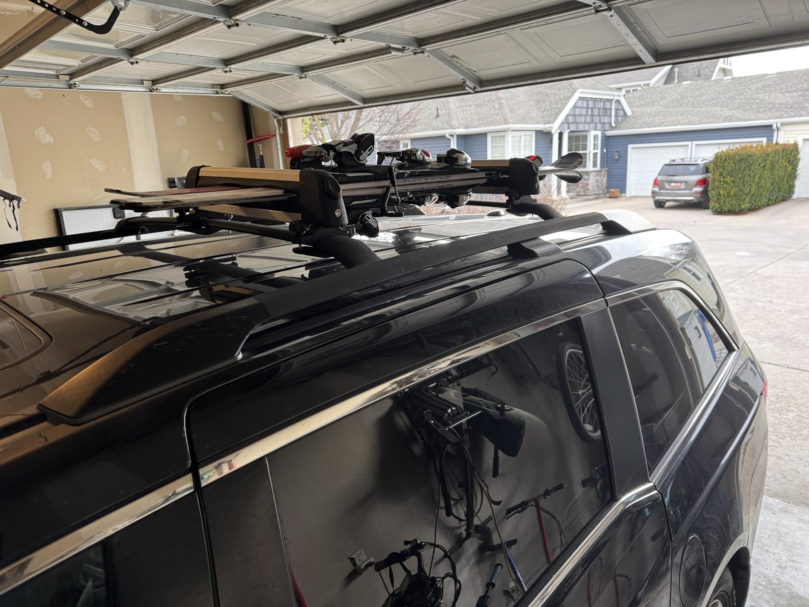 24.3 Inch Car Roof Ski & Snowboard Rack, Fishing Rod Rack, Fits 4 Pairs Skis or 4 Fishing Rods, with Anti-Theft Lock & TPV Rubber Padding, Fits Square/Round/Aero/Oval Cross Bars, Red customer photo 1