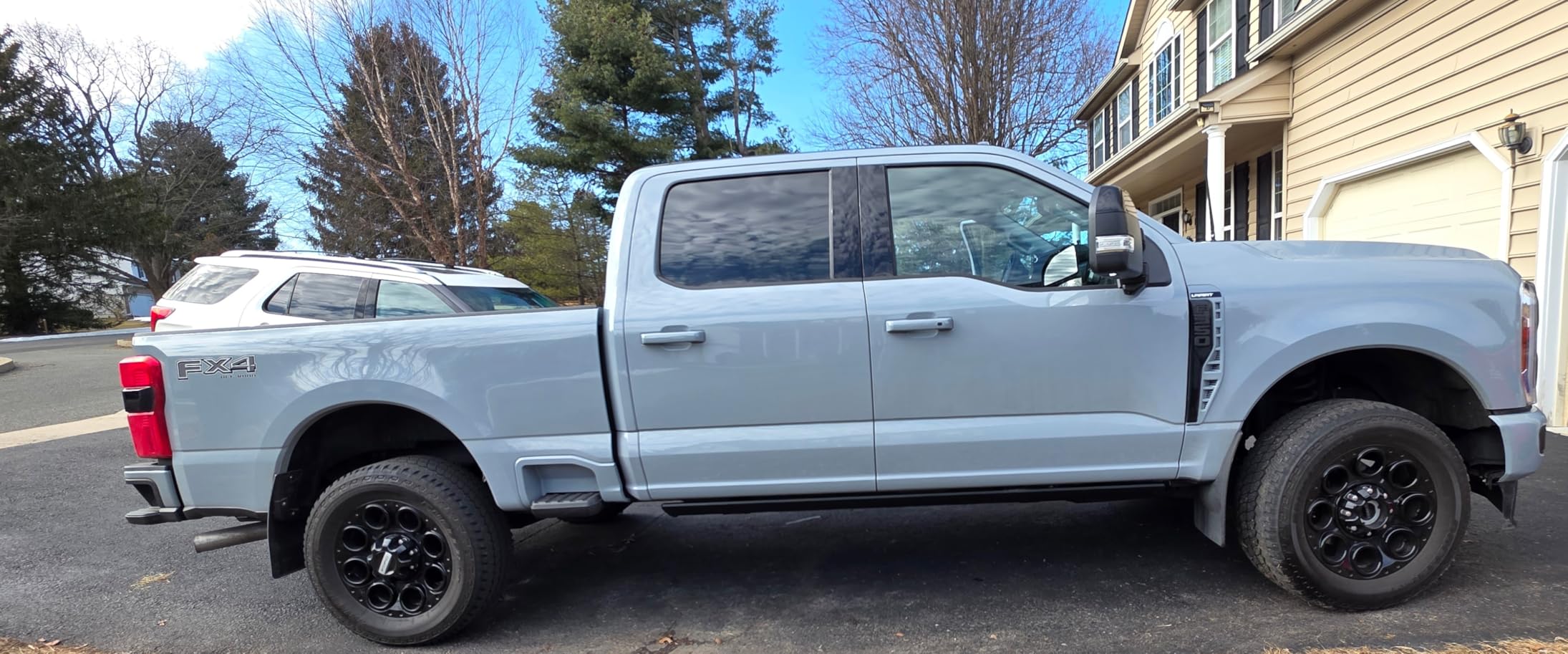 WOLFBOX Power Running Boards for Silverado & GMC Sierra 2022-2026 1500 Crew Cab & 2024-2025 2500/3500 Crew Cab, 660LB Load Capacity & Smart Anti-Pinch Electric Side Steps customer photo 2