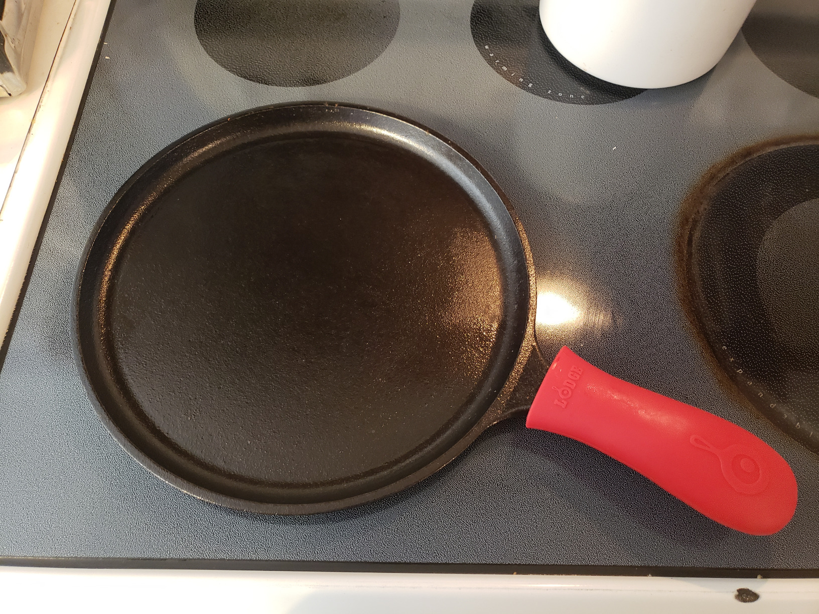 Lodge Round Seasoned Cast Iron Griddle 10.5 Inches - Round-Shaped, Pre-Seasoned Iron Griddle Pan - Non-Toxic, PFAS-Free Cookware - Compatible with Stovetop, Oven, Grill, or Campfire customer photo 2