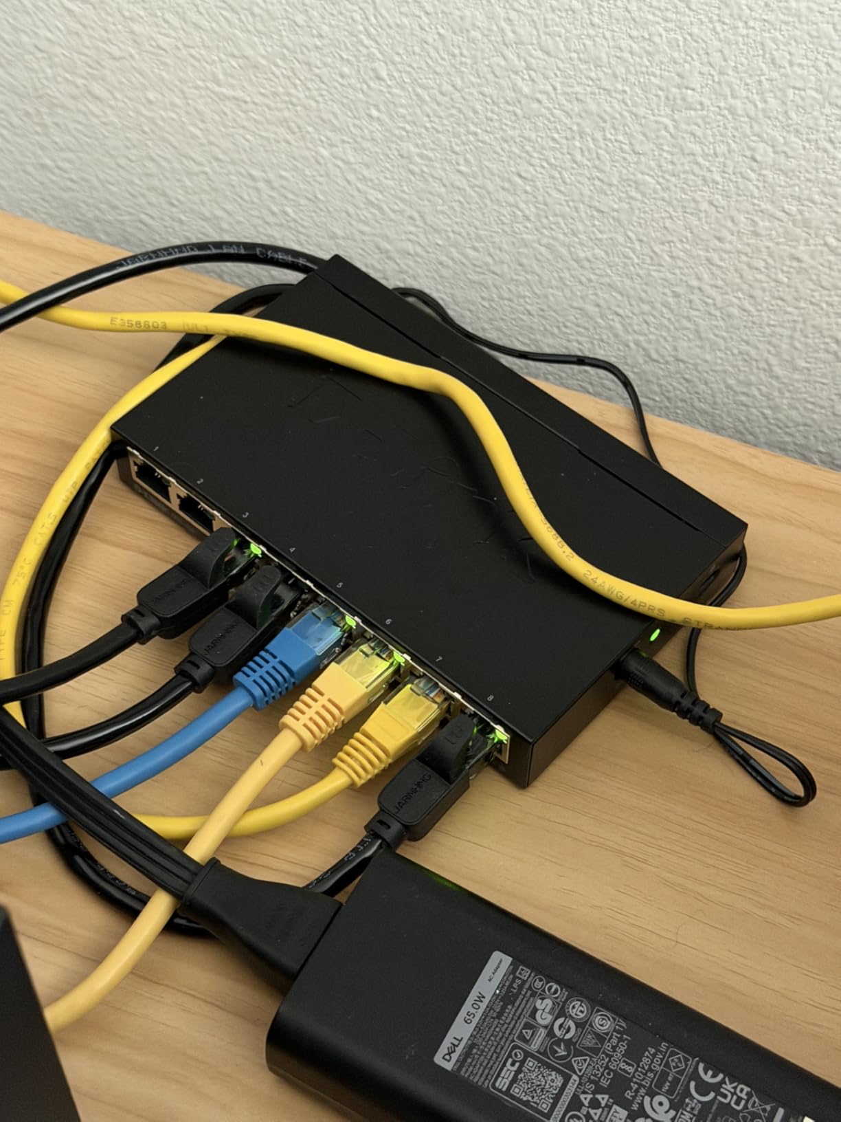 D-Link DGS-105, 5 Port Gigabit Ethernet Switch Unmanaged, Network Splitter, Silent Fanless, Network Hub, Sturdy Metal with Shielded Ports, Desktop/Wall Mount, QoS, Energy Saving, Plug and Play customer photo 1