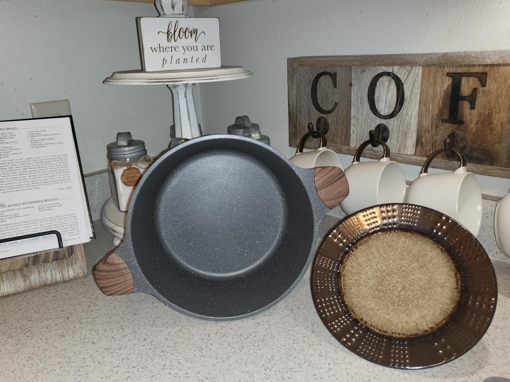 Mikasa Gourmet Basics Verona 16-Piece Stoneware Dinnerware Set, Service for 4, Includes Dinner Plates, Salad Plates, Soup Bowls and Mugs, Dishwasher and Microwave Safe customer photo 1
