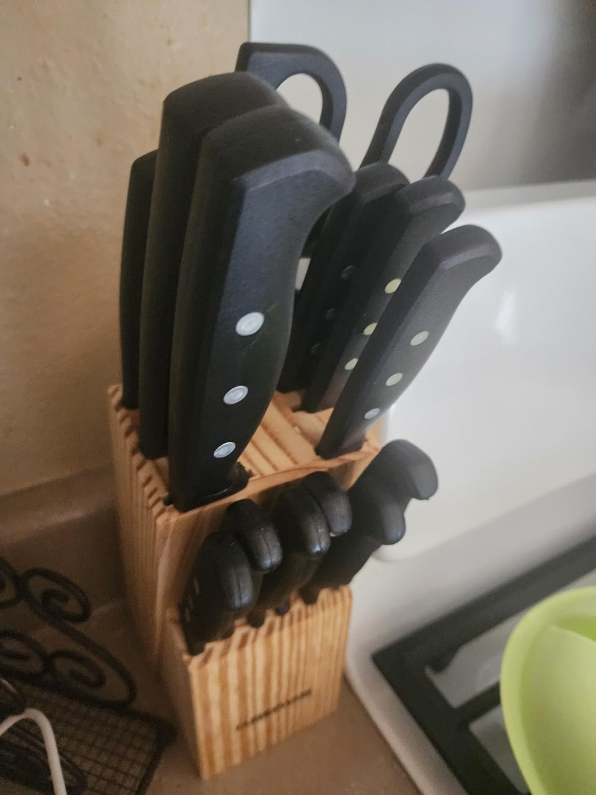 Farberware Knife Block Set 22-Piece Kitchen Knife Set with High-Carbon Stainless Steel Blades, Non-Slip Handles, Chef Knife, Santoku, Steak Knives, Scissors, Sharpening Steel, and Storage Block customer photo 1