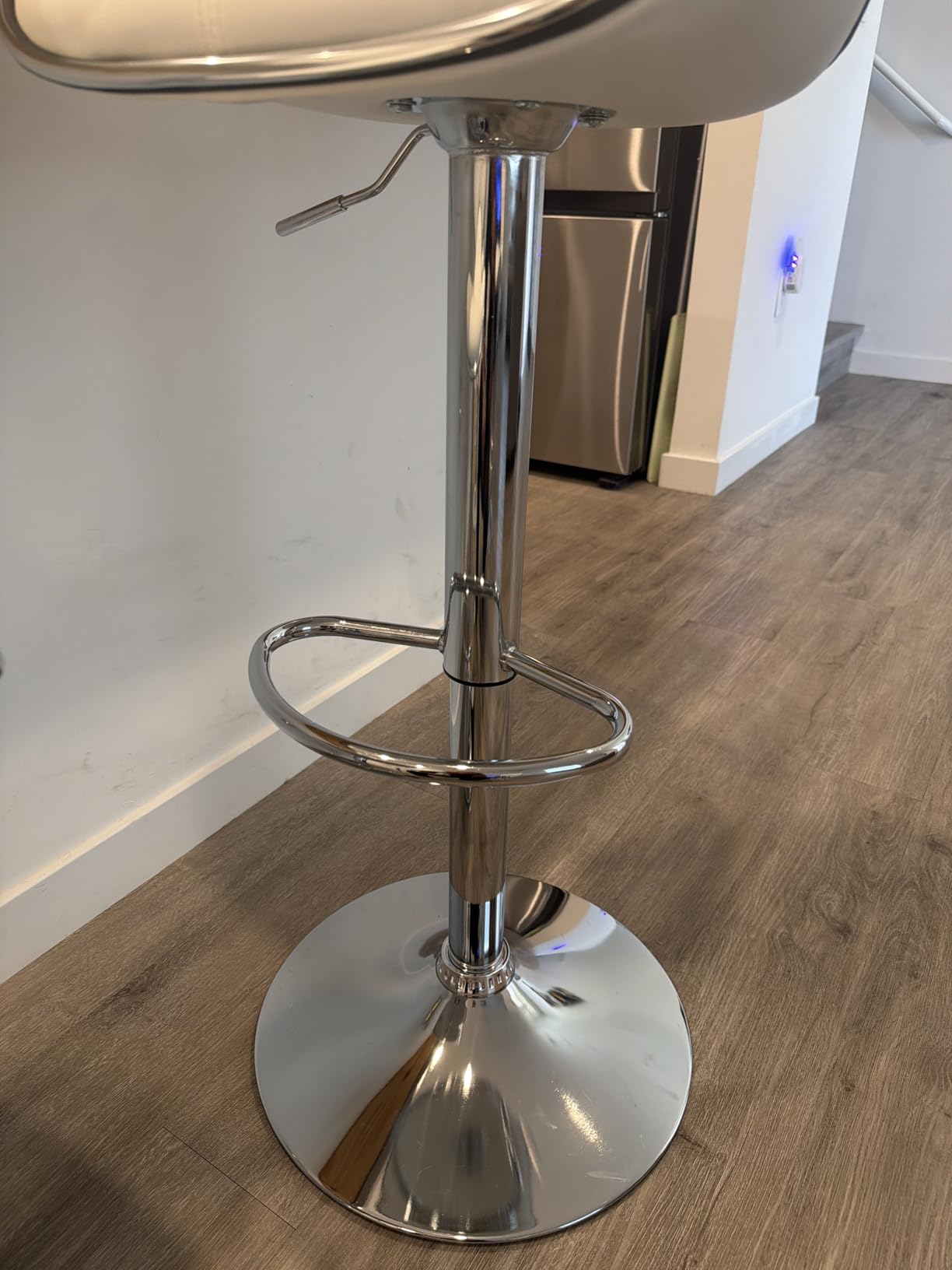 Roundhill Furniture Masaccio Cushioned Leatherette Upholstery Airlift Adjustable Swivel Barstool with Chrome Base, Set of 2, Red customer photo 2