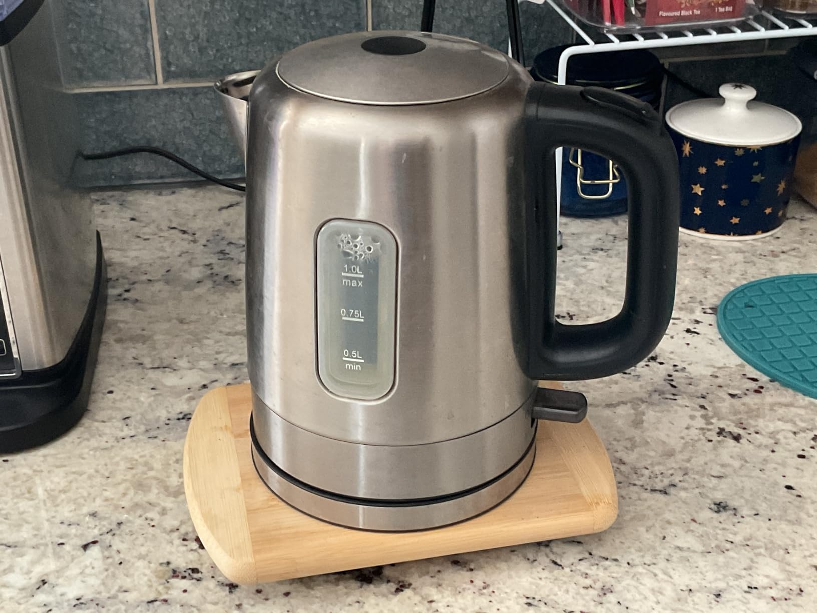 Amazon Basics Electric Stainless Steel Kettle for Tea and Coffee, BPA-Free, Fast Boiling, Auto Shut-Off, 1 Liter, 1500W, Black and Silver customer photo 1