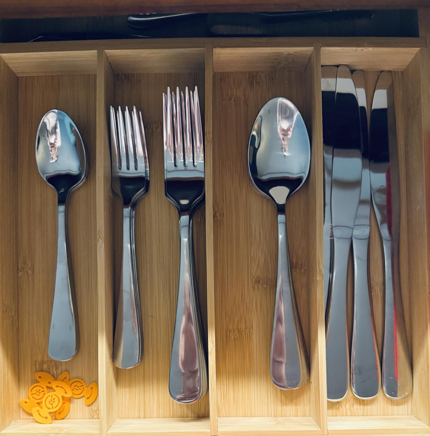 Amazon Basics Silverware Set, Stainless Steel Flatware, Dishwasher Safe, Service for 4, 20-Piece customer photo 1