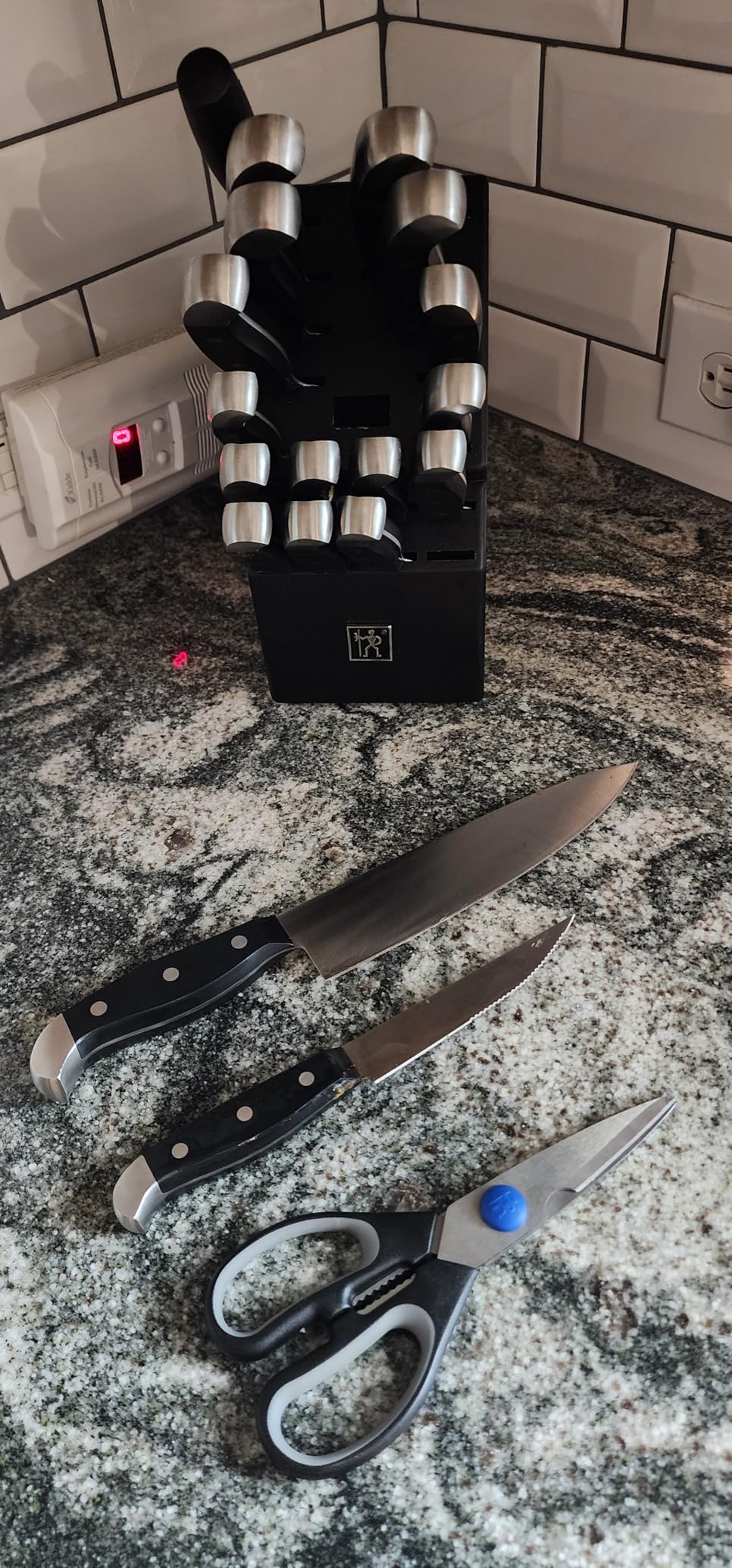 HENCKELS Premium Quality 15-Piece Knife Set with Block, Razor-Sharp, German Engineered Knife Informed by over 100 Years of Masterful Knife Making, Lightweight and Strong, Dark Brown customer photo 2