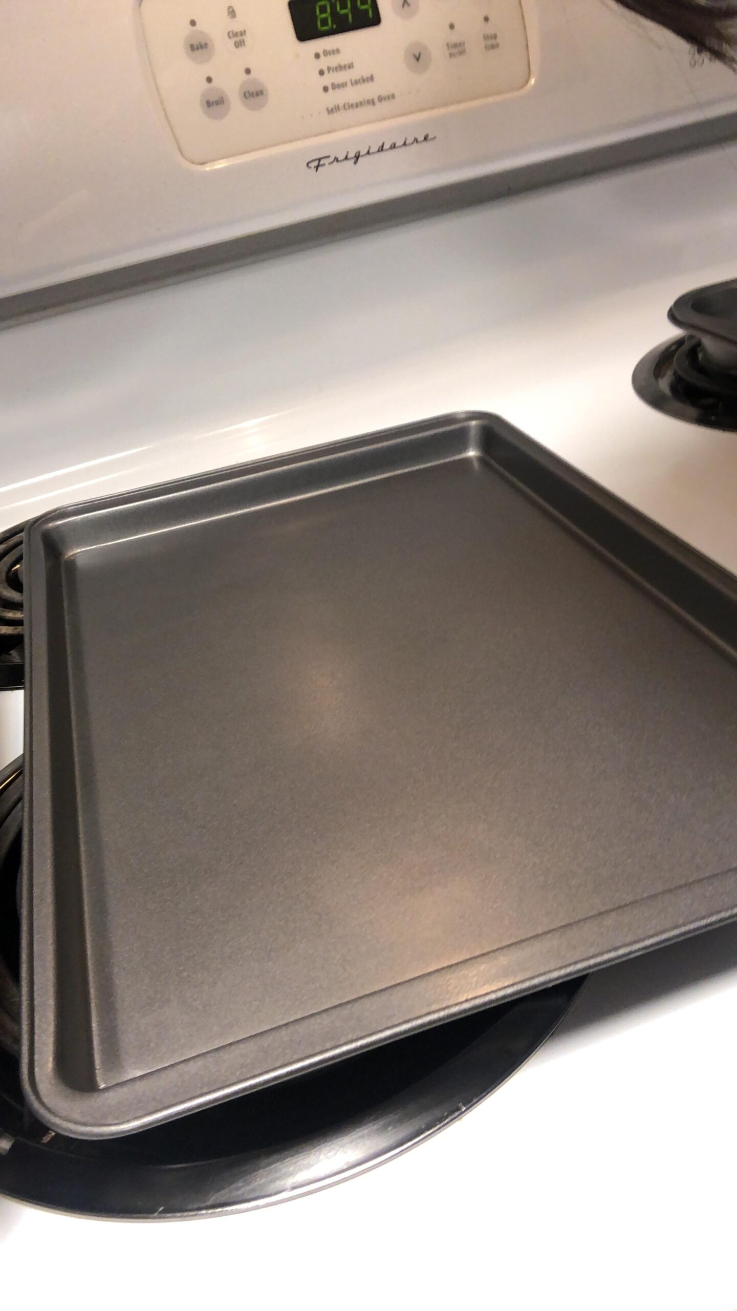 Amazon Basics 6 Piece Nonstick Carbon Steel Bakeware Set with Cake, Muffin, Cookie, and Loaf Pans, Easy Release, Oven Safe, 16.25 x 11.75 x 6.25 inches customer photo 1