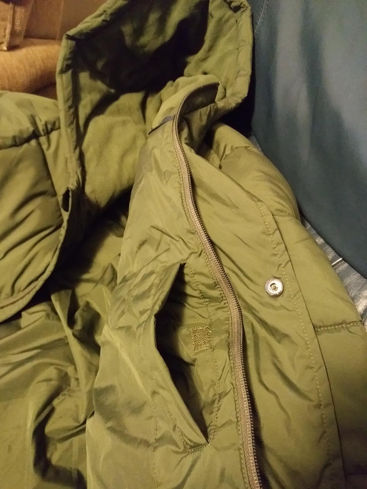 Amazon Essentials Men's Heavyweight Hooded Puffer Coat customer photo 2