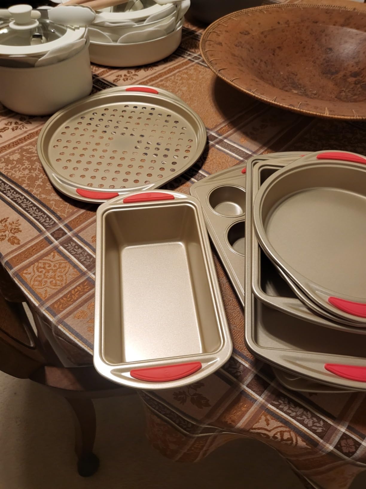 PERLLI Baking Kit: Nonstick Gold Steel Oven Set - 10 Pieces, Cookie Sheets, Cake Pans, 9x13Pan with Lid, Loaf & Deep Pans, Pizza Crisper, Muffin Pan - Silicone Handles customer photo 1