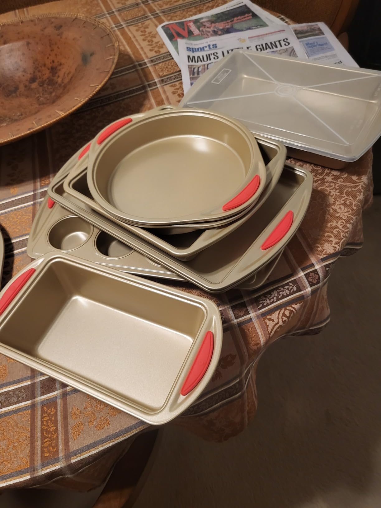 PERLLI Baking Kit: Nonstick Gold Steel Oven Set - 10 Pieces, Cookie Sheets, Cake Pans, 9x13Pan with Lid, Loaf & Deep Pans, Pizza Crisper, Muffin Pan - Silicone Handles customer photo 2