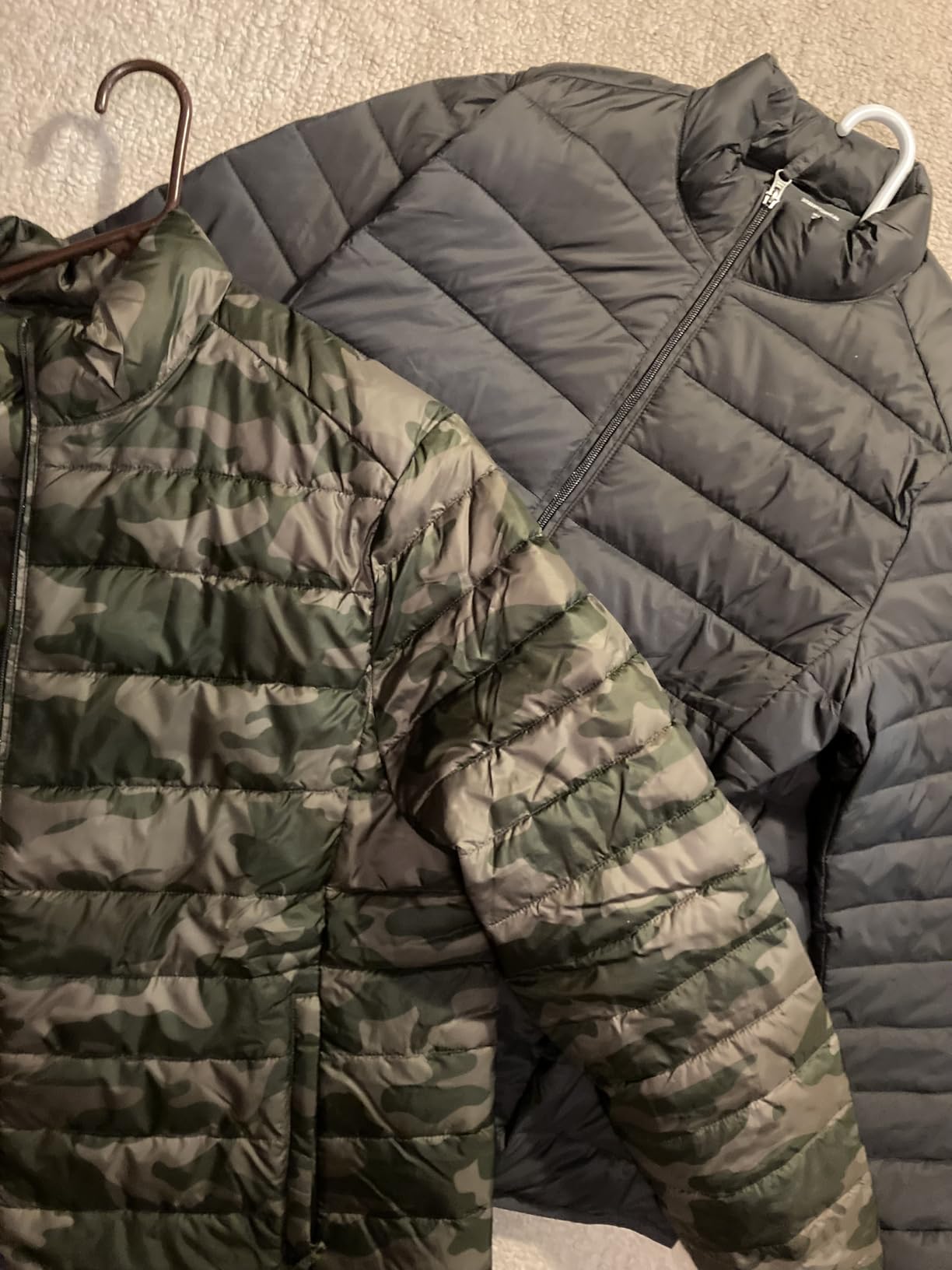 Amazon Essentials Men's Packable Lightweight Water-Resistant Puffer Jacket (Available in Big & Tall) customer photo 1