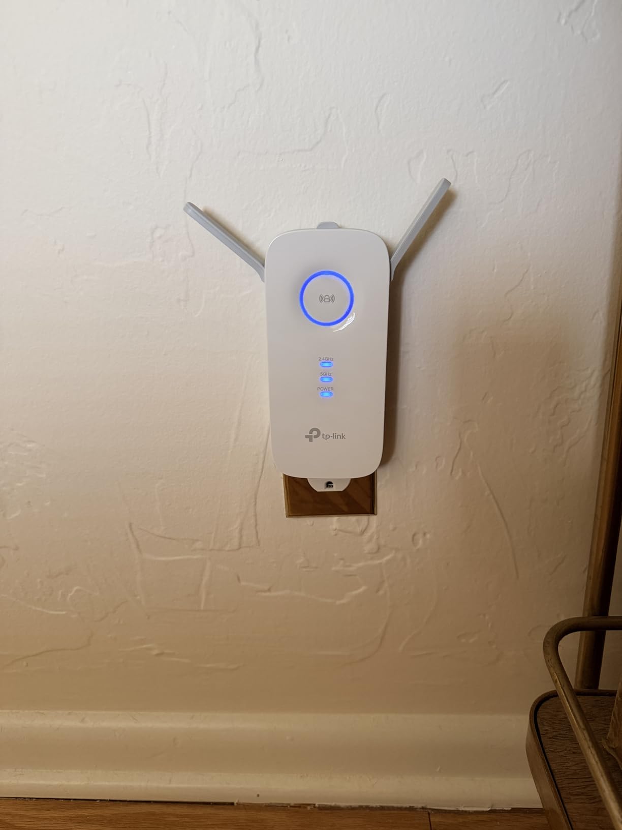 TP-Link AC1900 WiFi Range Extender RE550 | Dual-Band Wireless Repeater Amplifier w/Gigabit Ethernet Port | Up to 2200 Sq. Ft., 32 Devices | Internet Signal Booster | APP Setup | EasyMesh Compatible customer photo 1