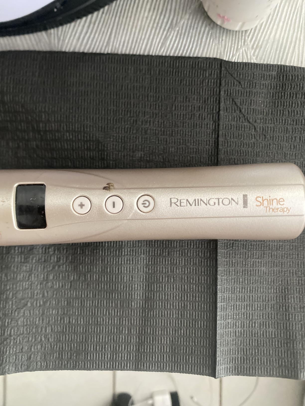 Remington Shine Therapy Argan Oil & Keratin Infused 1/2-1 Inch Tapered Curling Wand for Natural Curls | Champagne Color, 30-Second Heat Up, 10 Digital Heat Settings customer photo 1