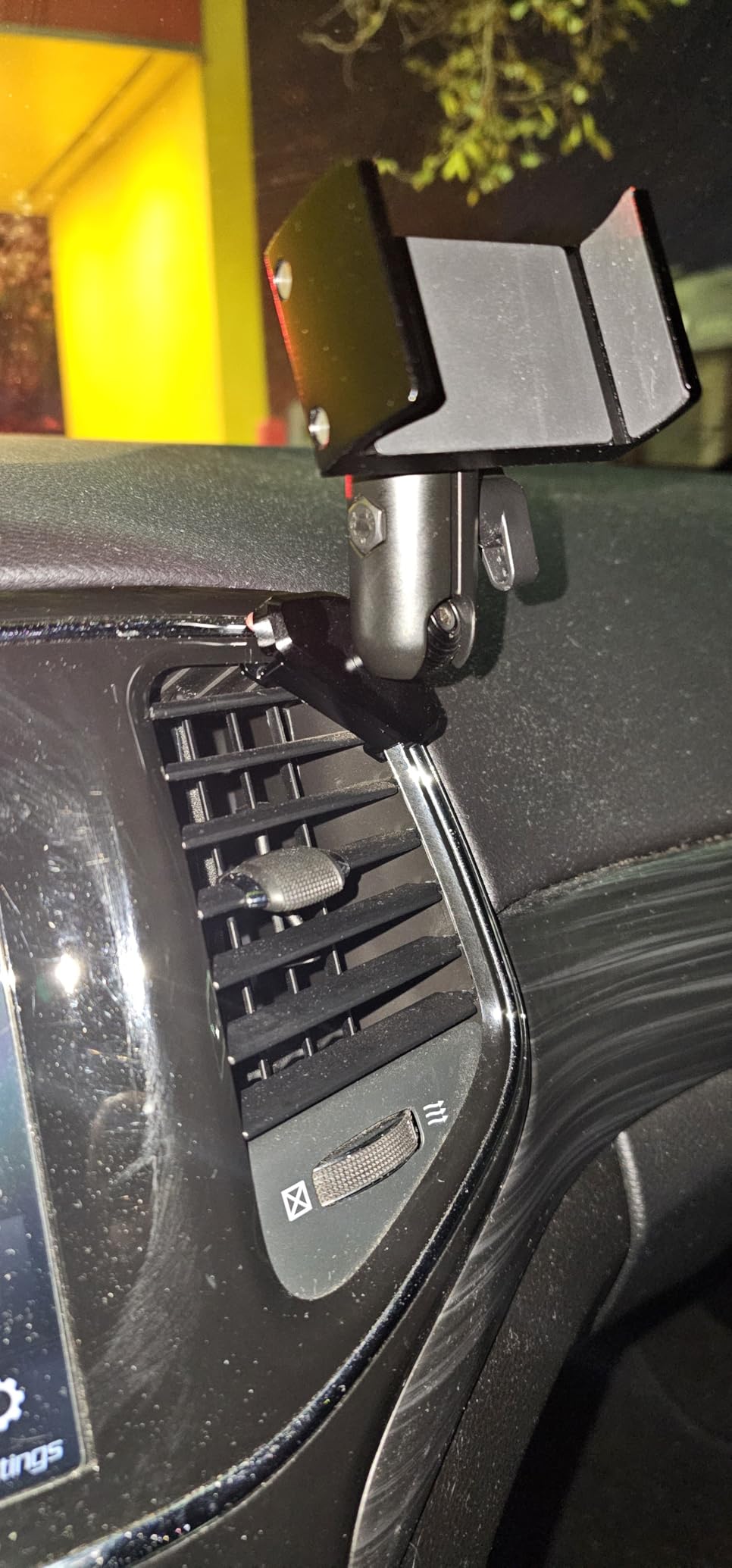 Offroam Phone Mount Made for Jeep Grand Cherokee WK2 2014-2022, CNC-Machined Aluminium, Universal Spring Loaded Holder, 360-Degree Swivel, One-Hand Operation customer photo 2