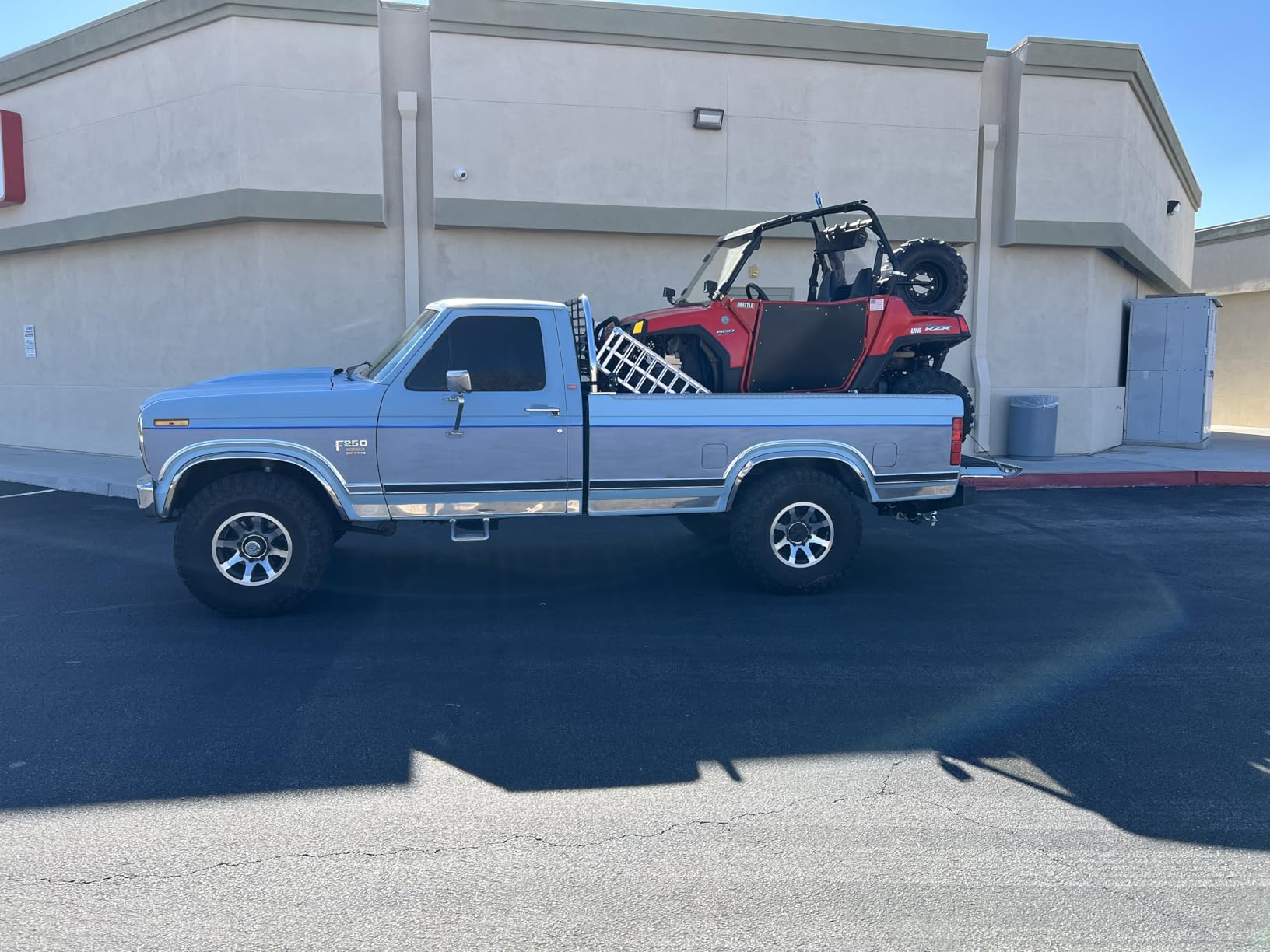7.5FT Aluminum Loading Ramp, 850 lbs Capacity, Folding Ramp for Pickup Truck & Trailer with Load Straps, for Loading Motorcycles, ATVs, Lawn Mowers, and Small Vehicles, 90