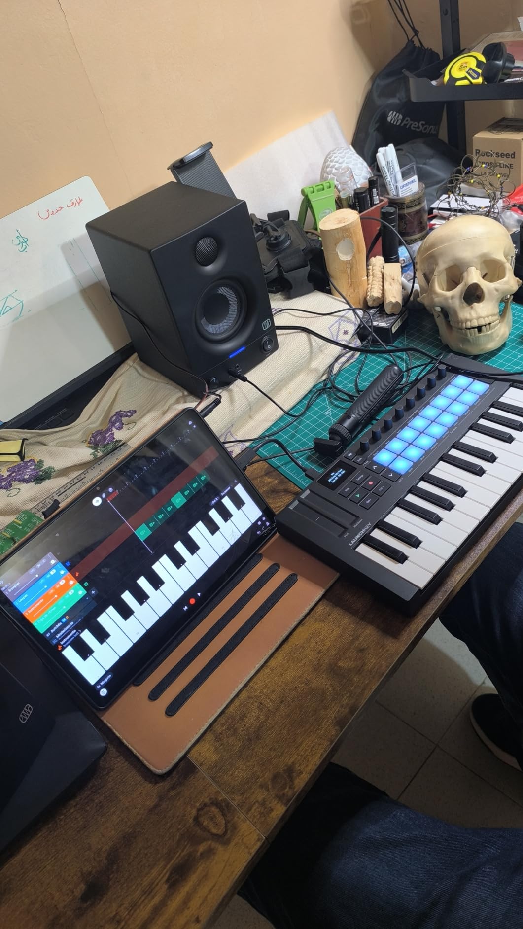 Novation Launchkey Mini 25 MK4 - Portable 25 Mini-Key, USB, MIDI Keyboard Controller with DAW Integration. Chord Mode, Scale Mode, Drum Pads, and Arpeggiator customer photo 1