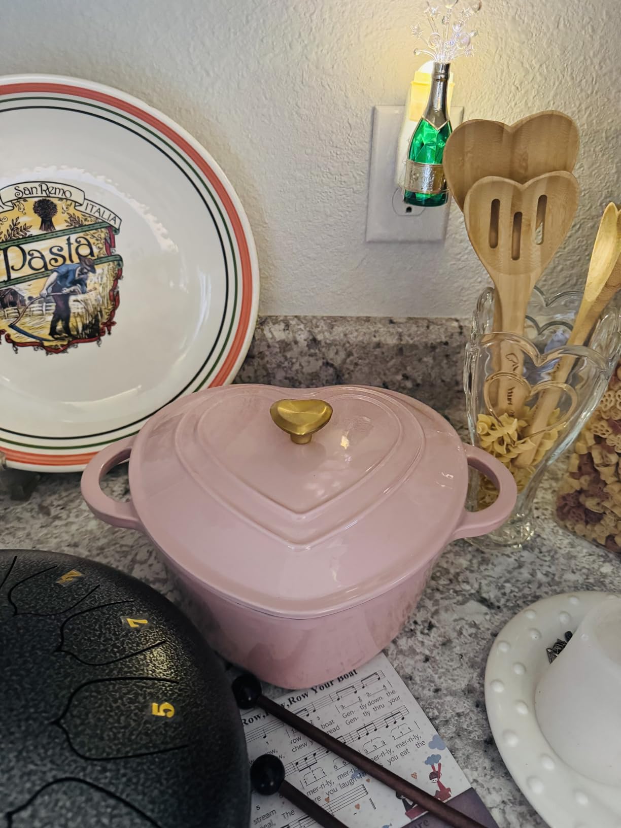 Paris Hilton Enameled Cast Iron Braiser, Heart-Shaped Skillet with Lid, Superior Heat Retention Casserole, Stovetop and Oven-to-Table, 3.5-Quart, Pink customer photo 1