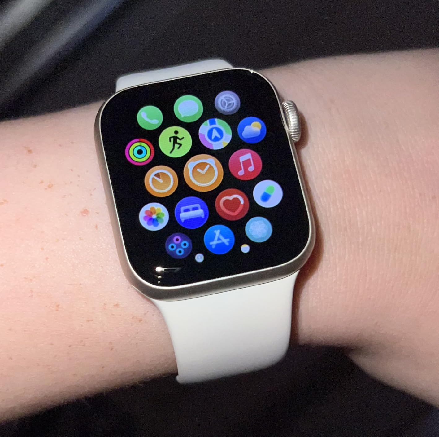 Apple Watch SE 3 [GPS 40mm] Smartwatch with Starlight Aluminum Case with Starlight Sport Band customer photo 2