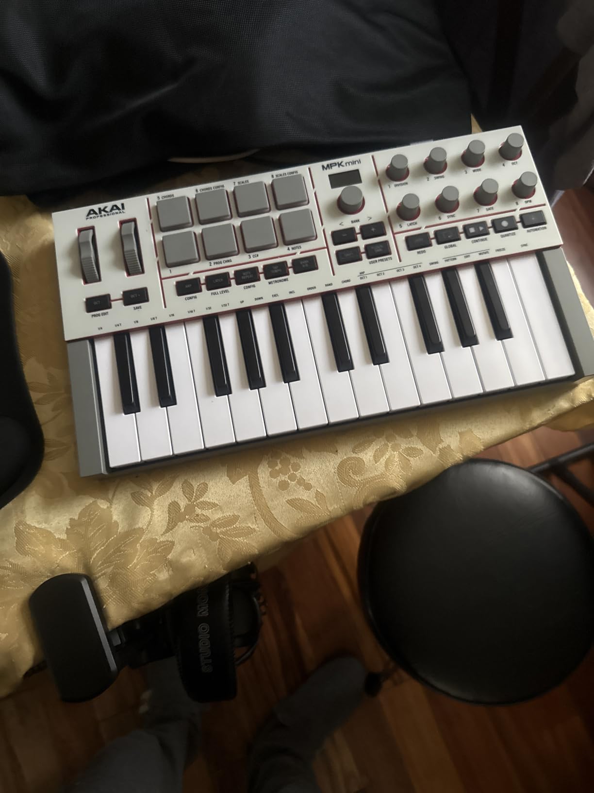 Akai Professional MPK Mini IV USB-C MIDI Keyboard Controller for Beginners and Producers - MPC Drum Pads, 360° Knobs, Pitch and Mod Wheels, Production Software, Native Instruments Sound Package, Black customer photo 2