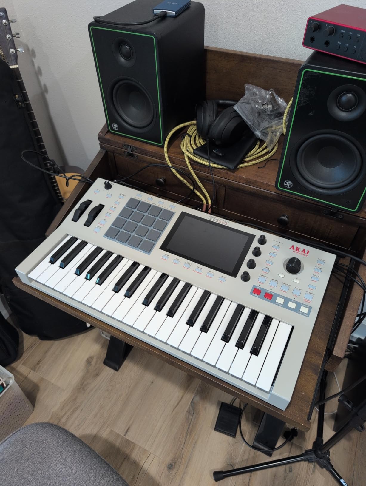 Akai Professional MPC Key 37 G2 Next-Gen Standalone Production Keyboard | Synthesizer for Producers, for Sampling and Sequencing, 37 Keys, 16 MPC Pads, 8-Core Processor, 4GB RAM customer photo 1