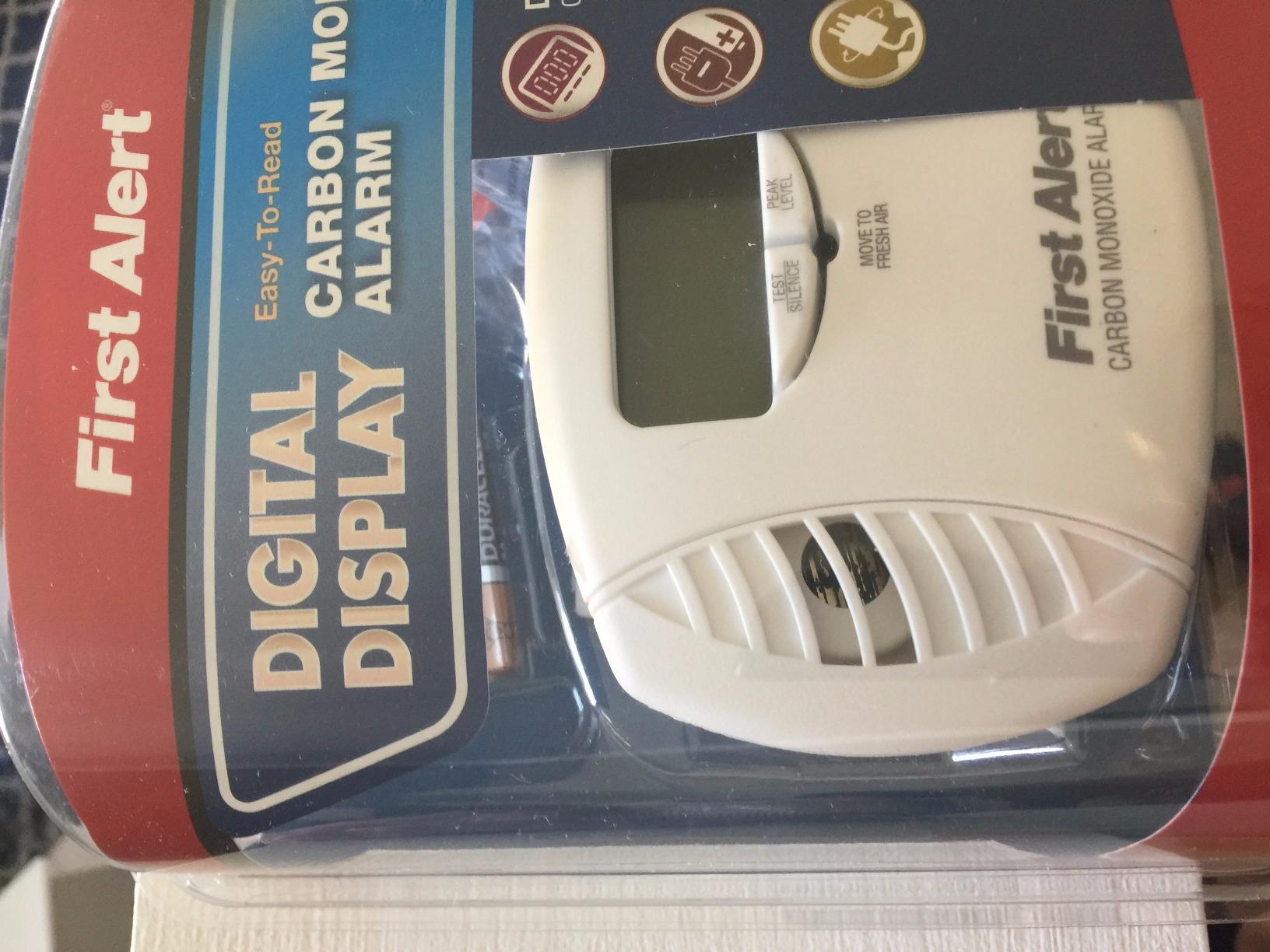First Alert Plug in Carbon Monoxide Alarm with Digital Display | CO615, AA Battery Backup customer photo 1