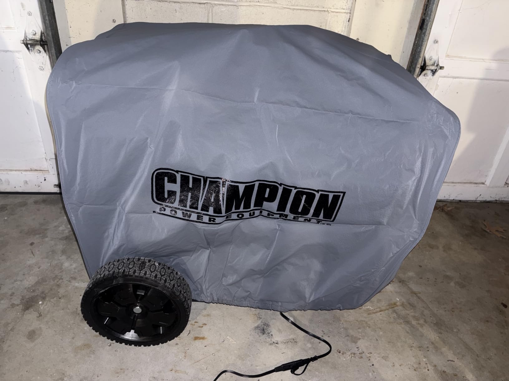 Champion Power Equipment Weather-Resistant Storage Cover for 4800-11,500-Watt Portable Generators | Weather-resistant vinyl guards against sun, rain, snow and dirt, elastic base for snug fit, fits units to 30.7 x 23.6 in customer photo 2
