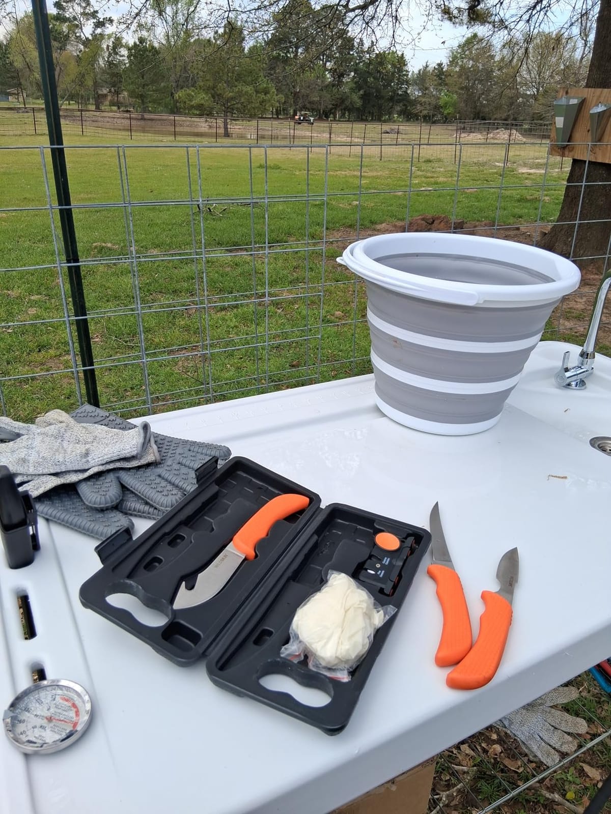 OUTDOOR EDGE WildPak, 8-Piece Field to Freezer Hunting & Game Processing Knife Set with Caping Knife, Gut-Hook Skinner, Boning/Fillet Knife, Wood/Bone Saw, Spreader, Gloves, and Hard-Side Carry Case customer photo 2