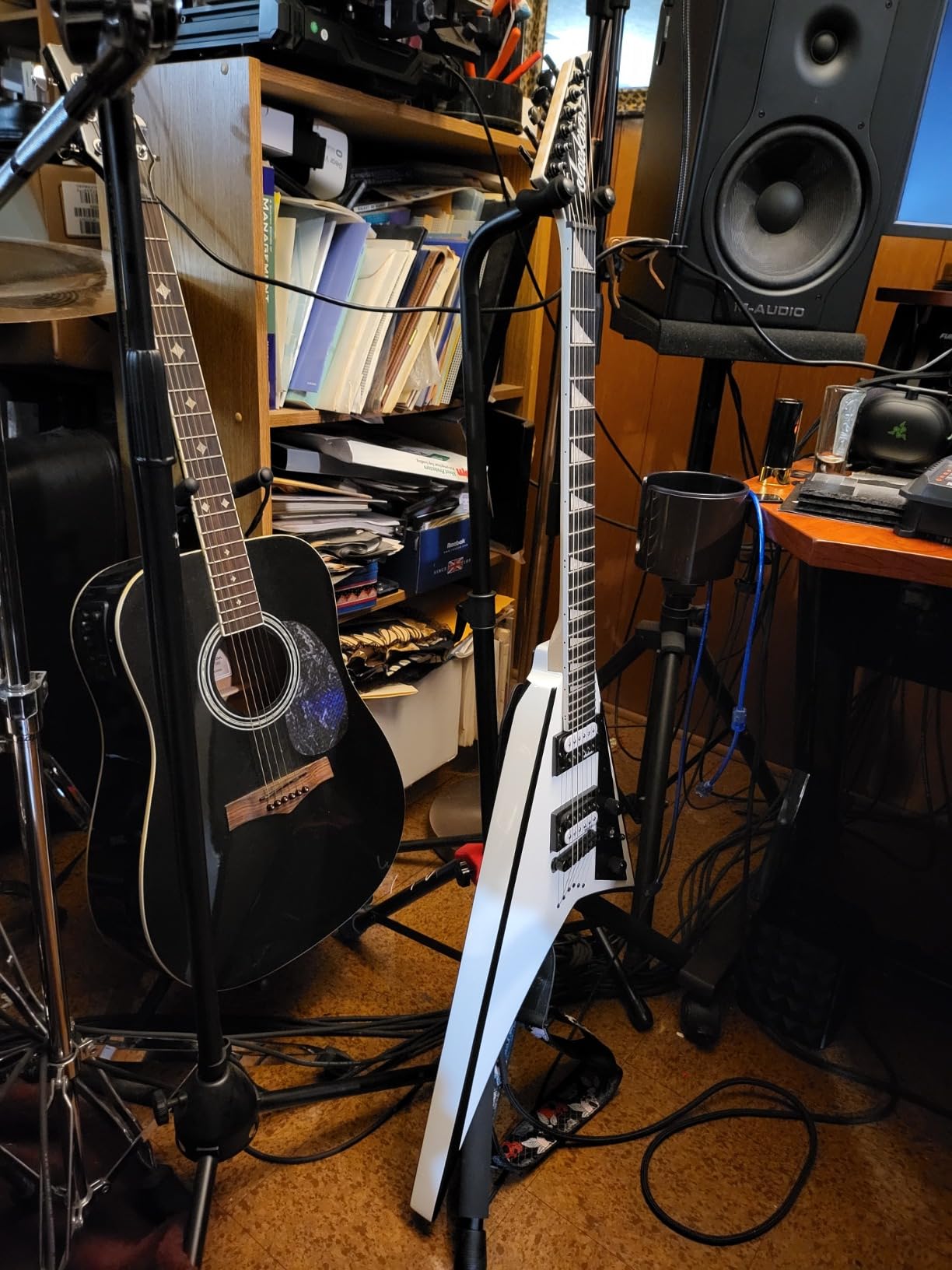 Fender Deluxe Hanging Guitar Stand, Adjustable Neck Yoke, Heavy Duty Metal, Padded neck yoke, adjustable height, supports acoustic, electric, bass guitars customer photo 2