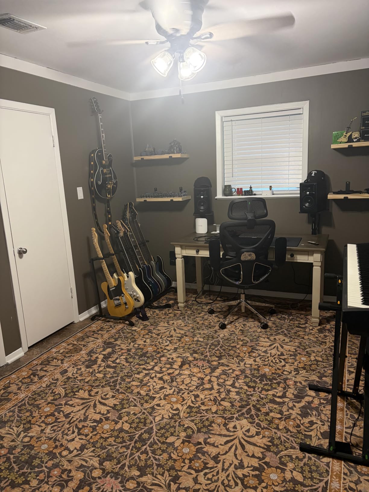 Gator Rok-It Multi Guitar Stand Rack with Folding Design, Holds up to 5 Electric or Acoustic Guitars (RI-GTR-RACK5) customer photo 2