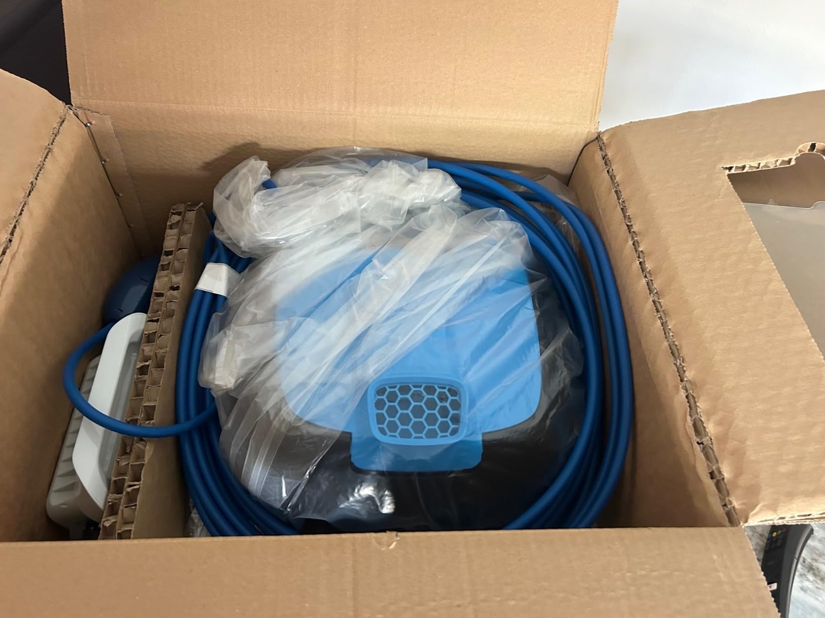 Dolphin Nautilus CC Automatic Robotic Pool Vacuum Cleaner, Wall Climbing Scrubber Brush, Top Load Filter Access, Ideal for Above/In-Ground Pools up to 33 FT in Length customer photo 2