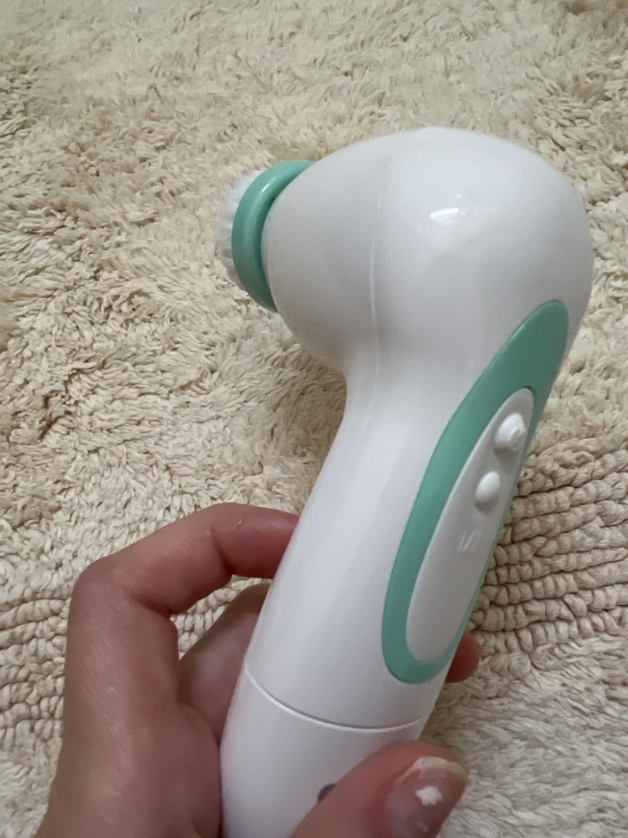 True Glow by Conair Battery Operated Facial Cleansing Brush, Sonic Face Scrubber with 3 Brush Heads, Waterproof Skin Care Tool, Model FCB6 customer photo 1