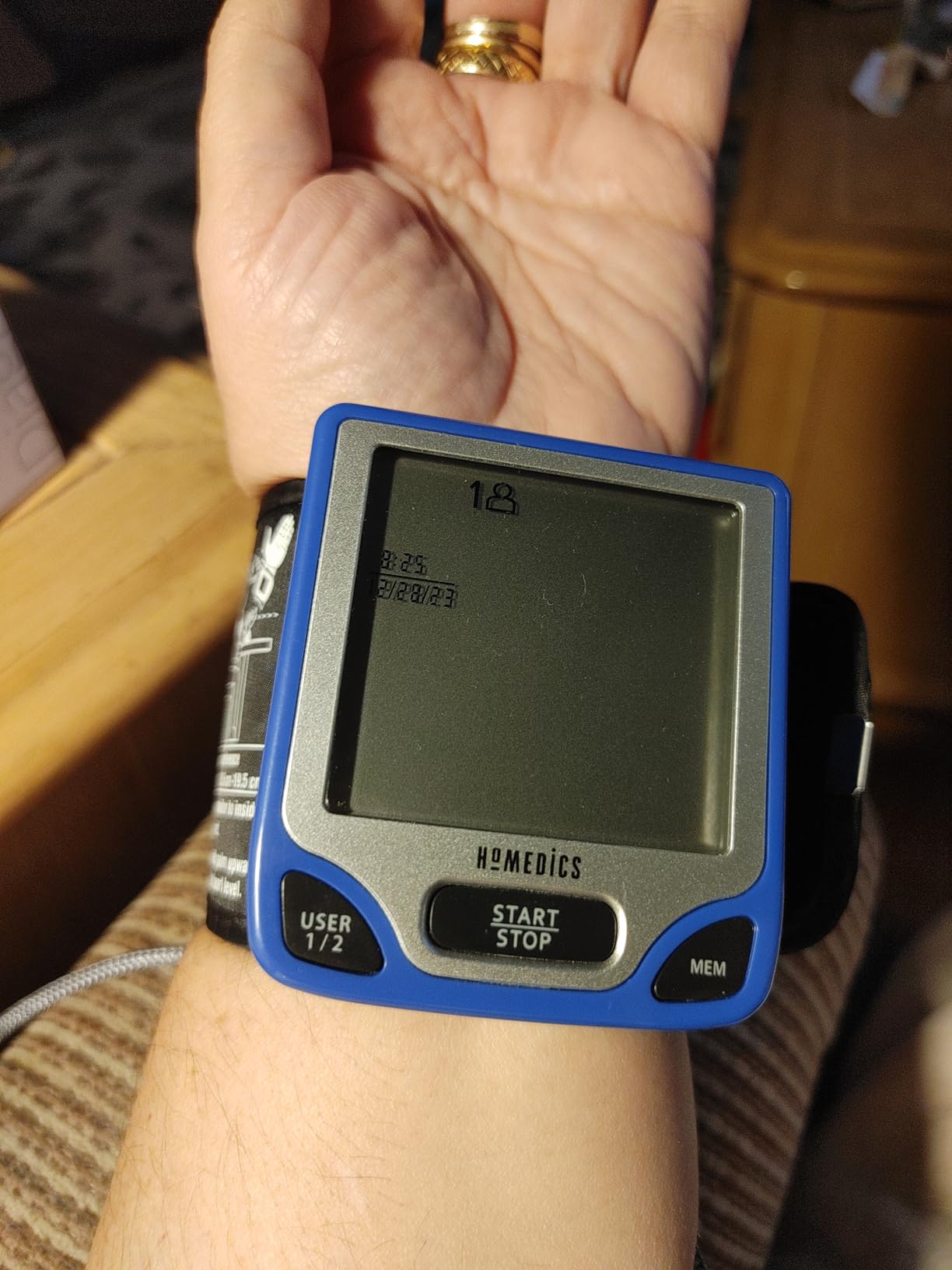 Homedics Blood Pressure Monitor, Automated Wrist Blood Pressure Machine for Home use with Easy One-Touch Operations. Stores up to 120 Readings (60 Readings per 2 Users). Cuff and Storage Case Included customer photo 2