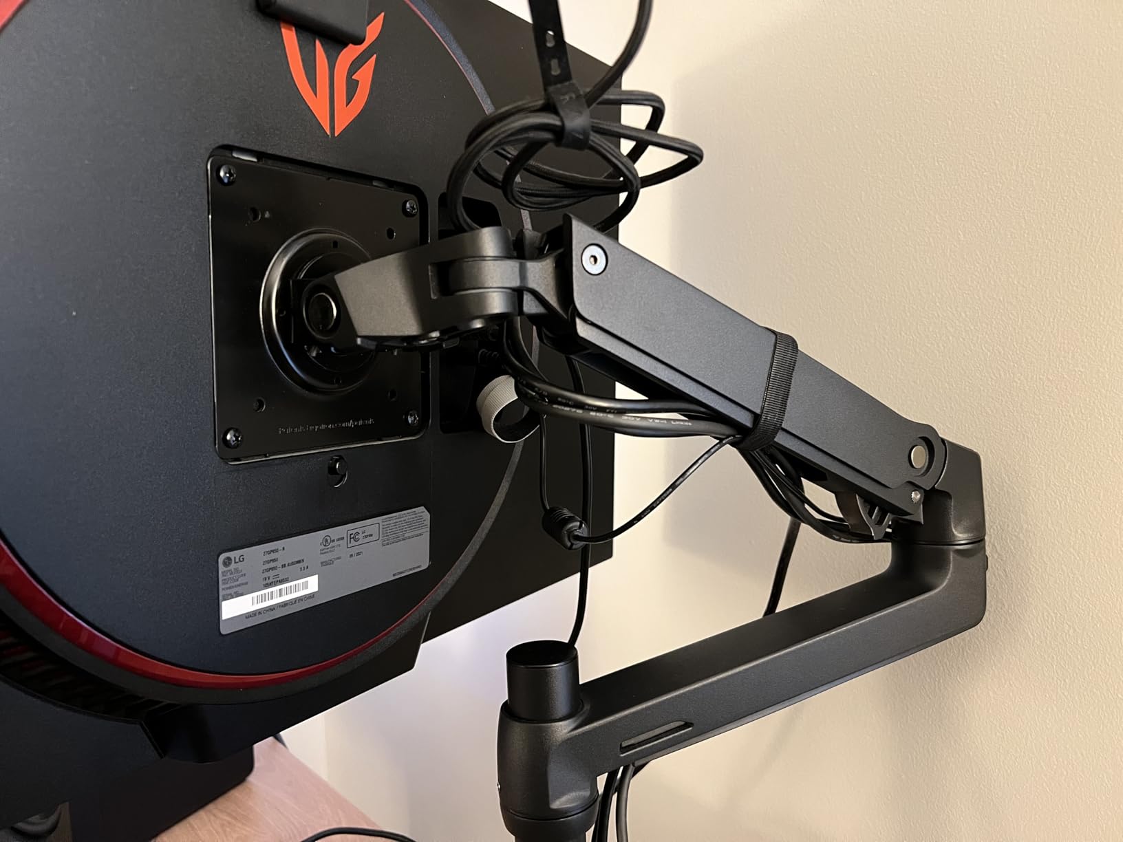 Ergotron - LX Monitor Arm, Single Monitor Desk Mount - fits Flat Curved Ultrawide Computer Monitors up to 34 Inches, 7 to 25 lbs, VESA 75x75mm or 100x100mm - Matte Black customer photo 1