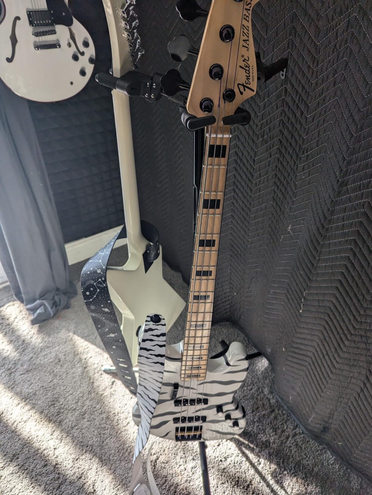 Hercules Stands GS432B Plus Tri Guitar Stand with Auto Grip System and Foldable customer photo 1