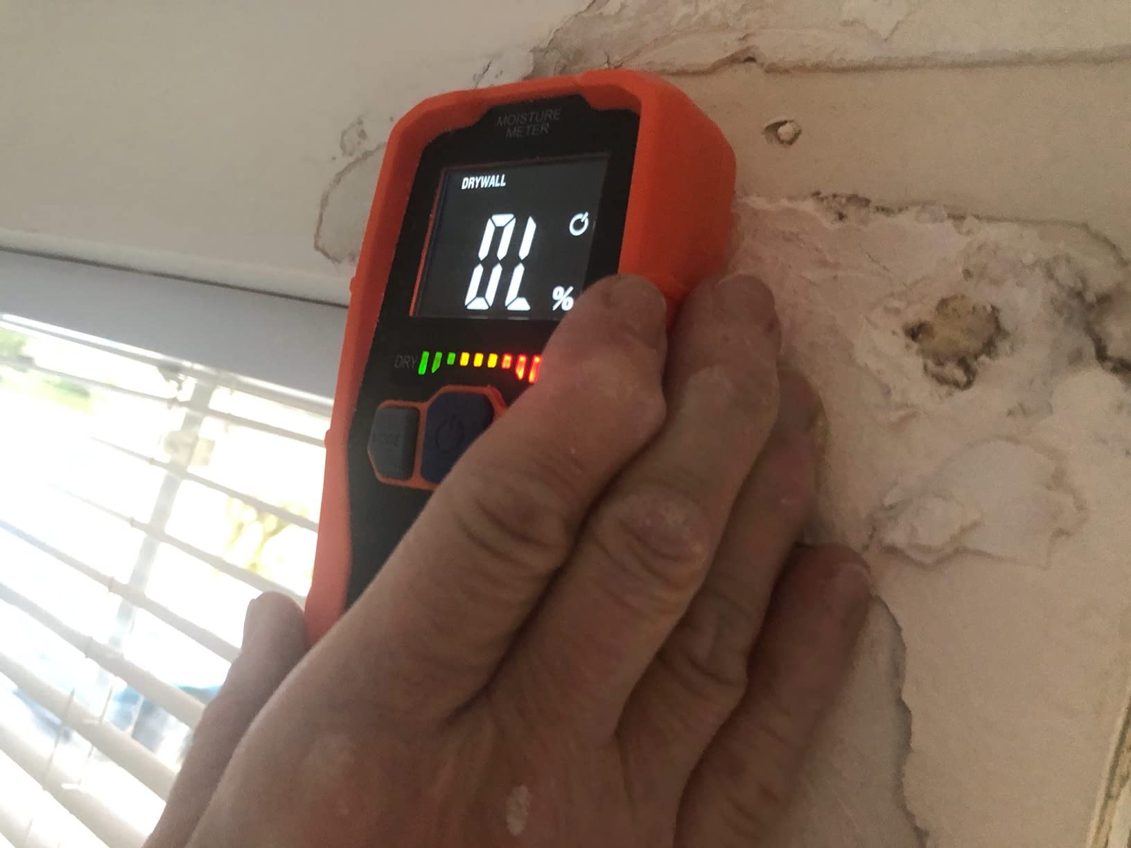 Klein Tools ET140 Pinless Moisture Meter for Non-Destructive Moisture Detection in Drywall, Wood, and Masonry; Detects up to 3/4-Inch Below Surface customer photo 2
