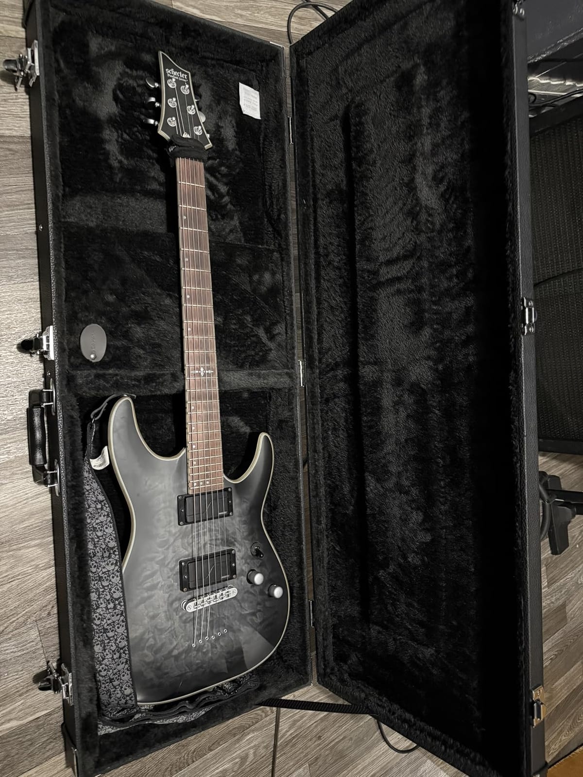 CAHAYA Electric Guitar Case Hard Shell Lockable Fits Most Strat Tele | 4-Layer Protective Structure Black HardShell Case for Standard Electric Guitars with 1.06