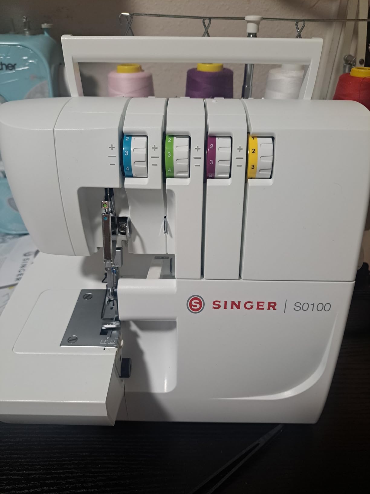 SINGER S0100 High Speed Serger Overlock Machine, 2-3-4 Thread Capability, 6 built-in stitches, color coded threading, metal frame, adjustable tension, 1300 stitches/min, differential feed customer photo 1