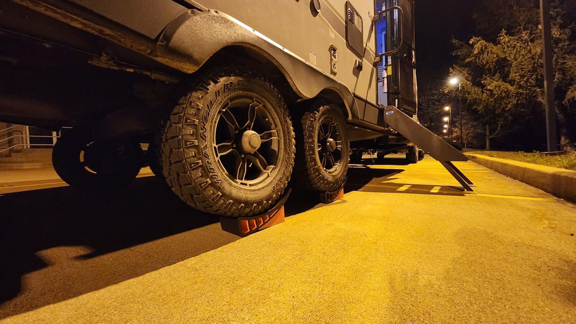 CARMTEK Camper Leveler Premium Kit - Curved RV Levelers with Camper Wheel Chocks, Rubber Mats and Carry Bag | Faster Camper Leveling Than RV Leveling Blocks customer photo 2