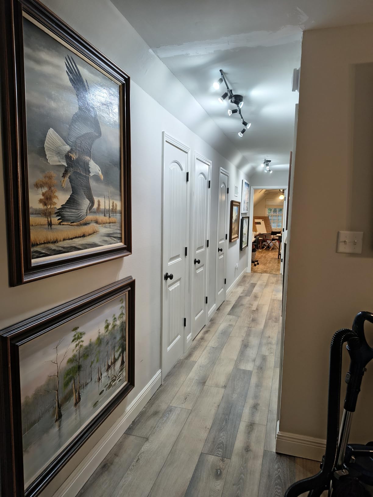 Ascher 4-Light LED Track Lighting Kit, Flexibly Rotatable Light Heads, 4 Way Ceiling Spotlight Matt Nickel Finish, Including 4 GU10 LED Bulbs (4W 400LM Daylight White 5000K) customer photo 1