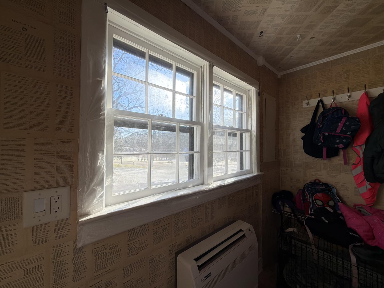 Duck Brand Window Insulation Kit - Winter Seal Kit Fits up to 10 Windows - Rolled Shrink Film Cuts to Size for Easy Indoor Installation - Tape Included - 62 in. by 420 in.- Clear customer photo 2