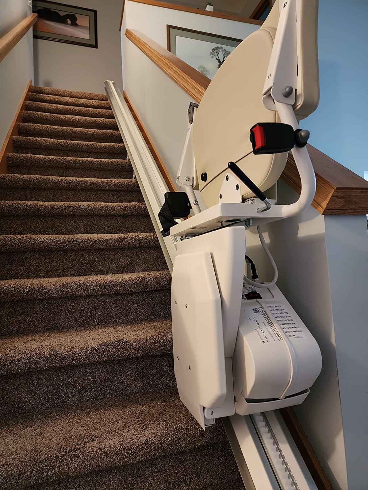 AmeriGlide Rave 2 Stair Lift for Seniors - DIY Self-Install Straight Stair Lift - Fits Most Straight Staircases - 350 lb Capacity - Battery Powered - Made in USA customer photo 1