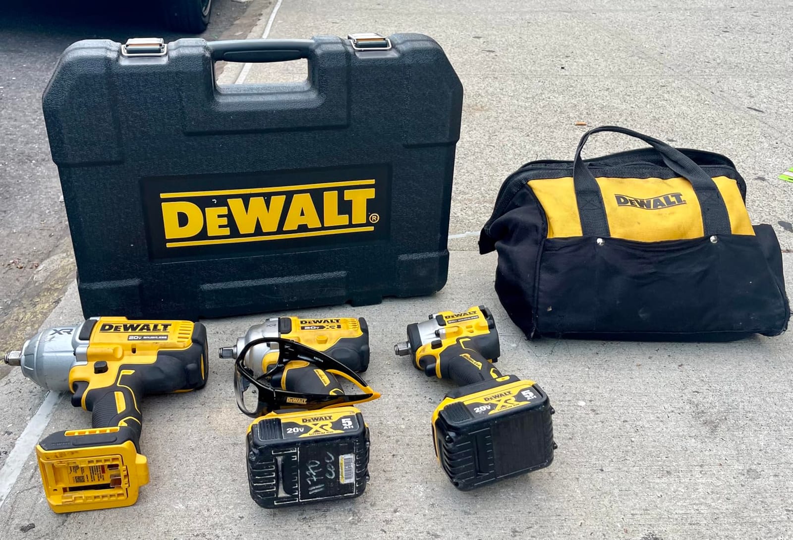 DEWALT ATOMIC 20V MAX* 1/2 in. Cordless Impact Wrench with Hog Ring Anvil (Tool Only) (DCF921B) customer photo 1