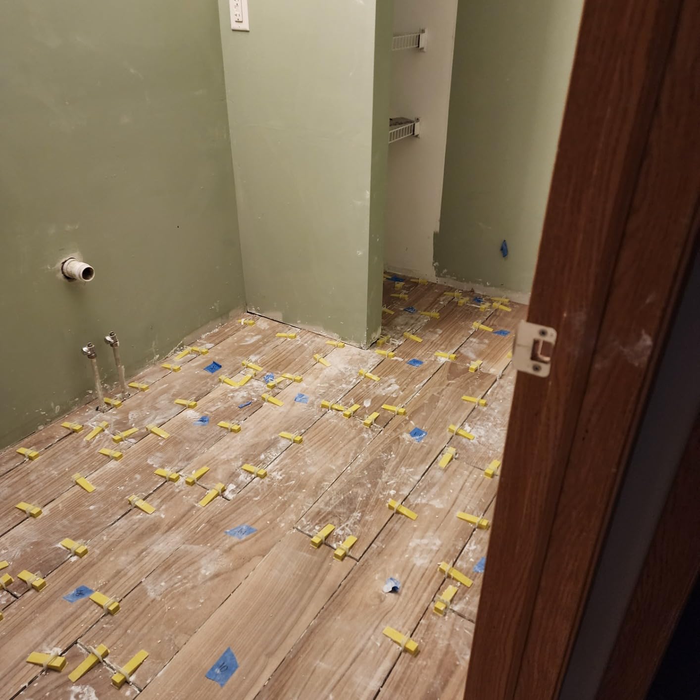 Tile Leveling System 1/8 Kit, 600pcs Tile Leveler Spacers Clips+200pcs Reusable Wedges+1pc Tile Pliers for Wall/Floor Tile Adjustment, Tile Leveler Tool Set for Tile & Stone Installation(1/8, Yellow) customer photo 2