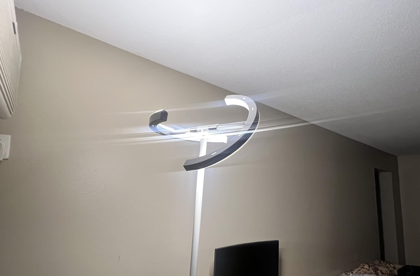 LED Floor Lamp - Rotatable Standing Lamp with Touch & Remote Control, 3000-6000K, 22W Modern Floor Reading Light, Dimmable Corner Uplighter for Living Room Bedroom Office, Black customer photo 1