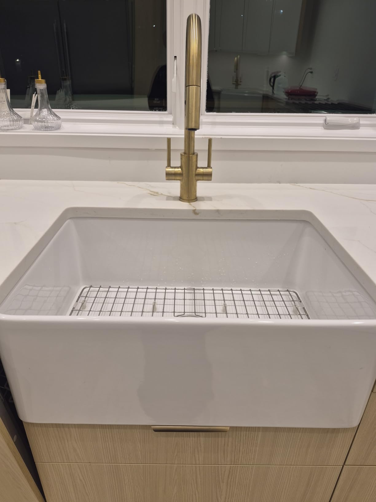 Miuara Farmhouse Sink 33 x 18 Inch White Fireclay Apron Front Kitchen Sink | For kitchen, Heavy duty fireclay large single bowl, Resistant to stains, chipping, heat & scratch customer photo 2