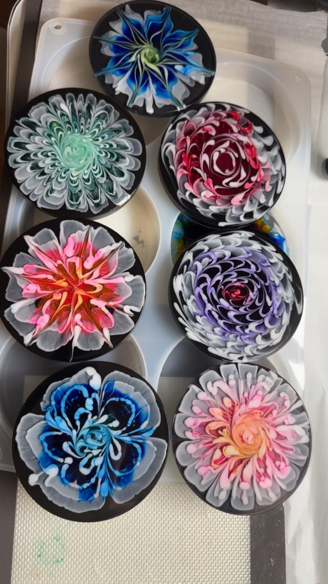 RESINWORLD 6-Cavity Deep Round Coaster Molds, 4 Inches Coaster Silicone Molds for Epoxy Resin, Coaster Resin Molds for Flower Bouquet Preservation customer photo 1