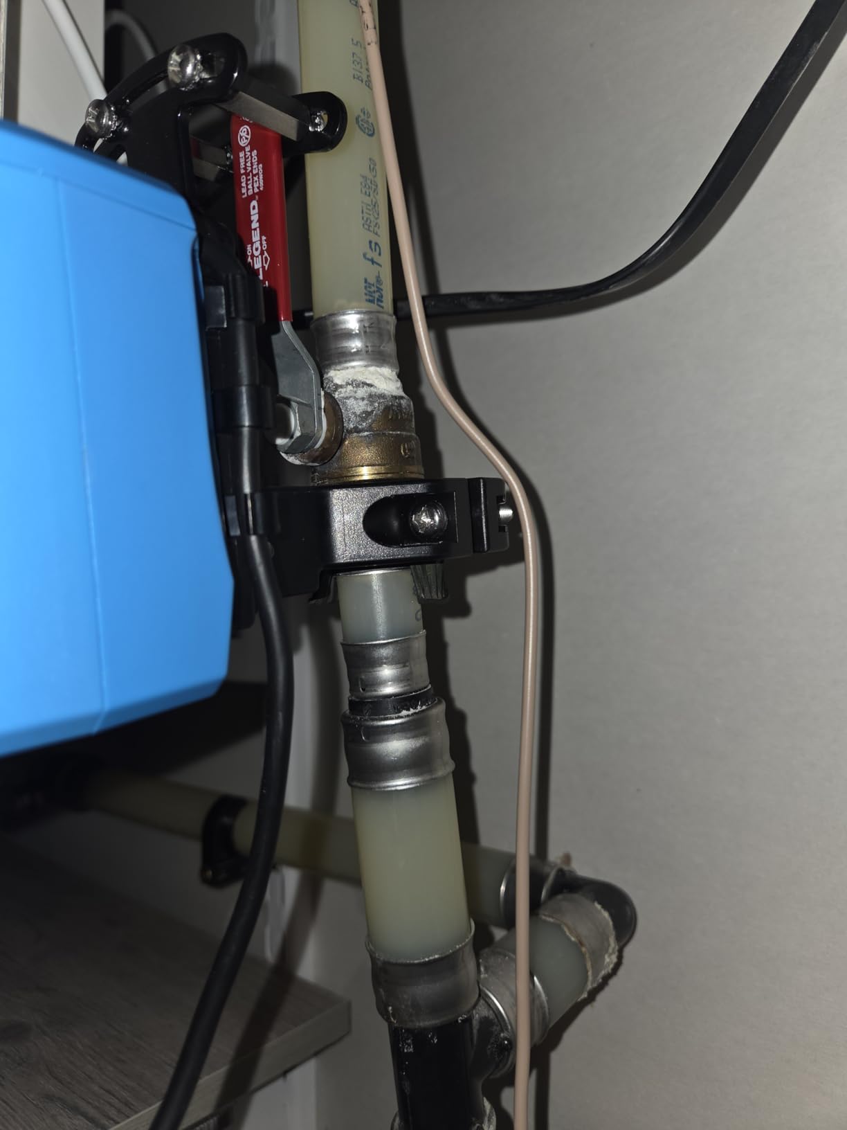 YoLink Smart Water Leak Protection System Kit: Bulldog Valve Robot, Smart Valve Controller 2, 3 Water Leak Sensors, Hub customer photo 2