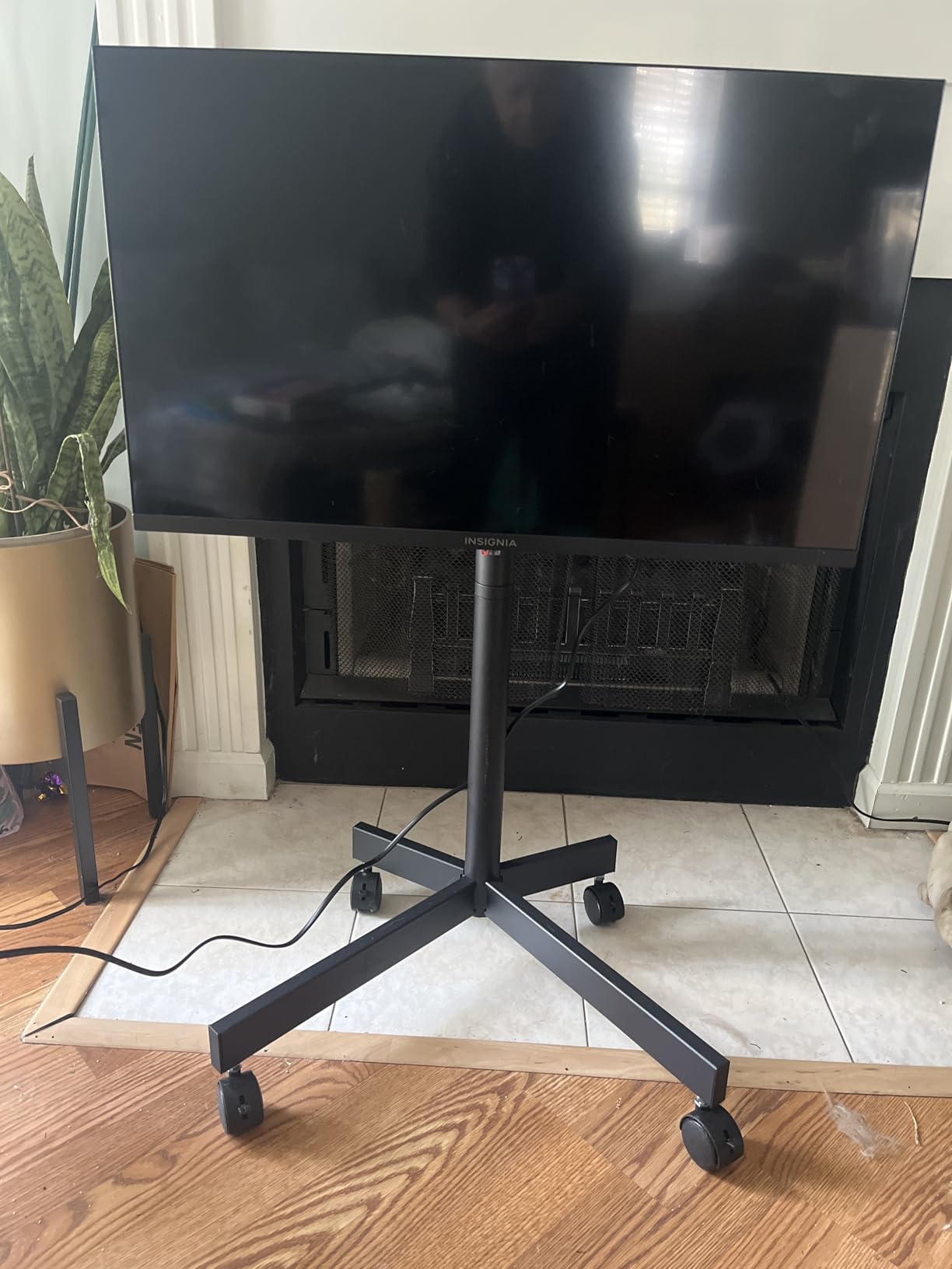 PERLESMITH Rolling TV Stand on Wheels for 23-65 Inch TVs,Tilt Mobile TV Cart Holds up to 99 lbs with Adjustable Height Shelf, Outdoor TV Stand for Bedroom Max VESA 400x400mm PSTVMC04 customer photo 1