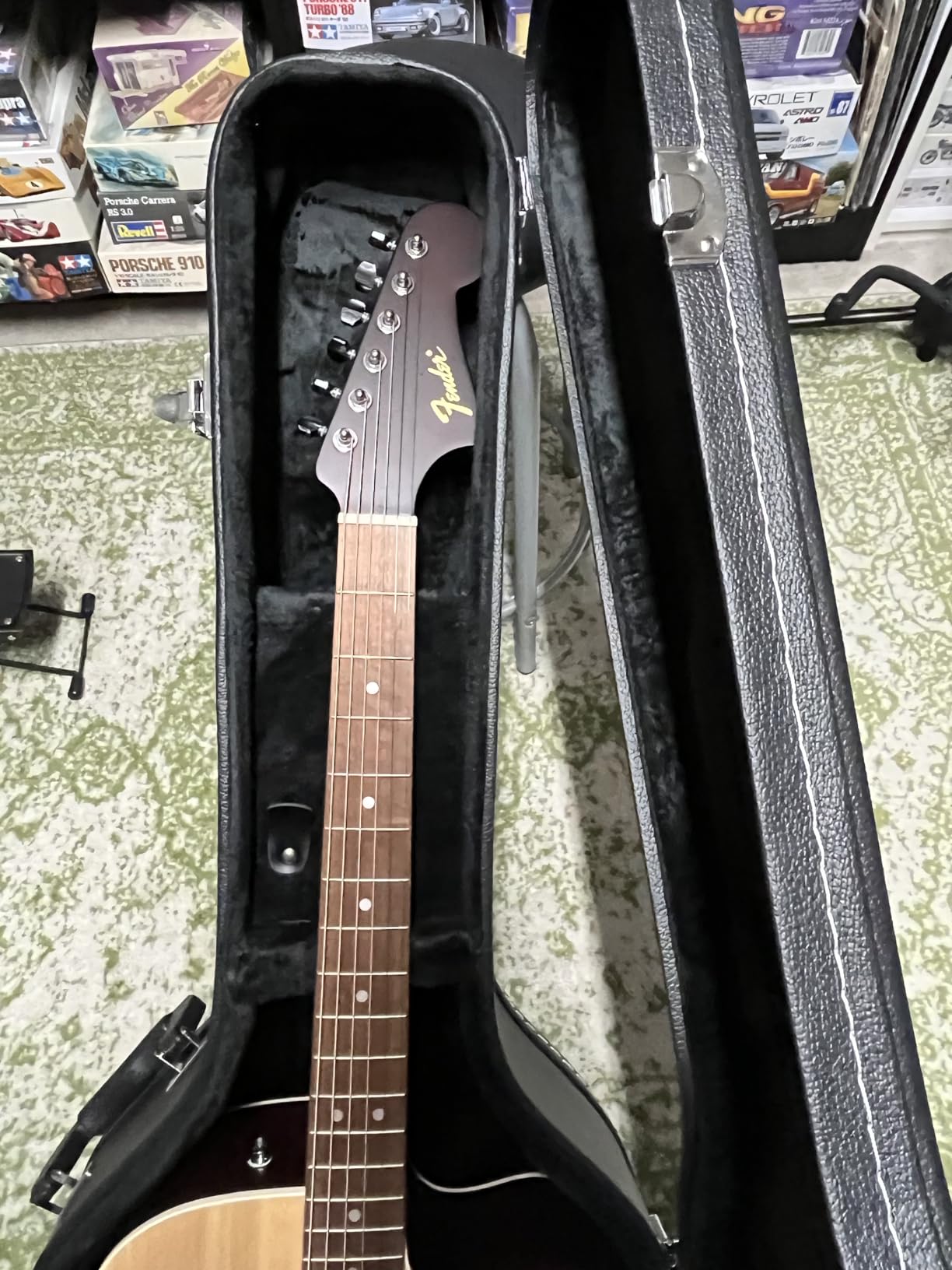 Gearlux Dreadnought Acoustic Guitar Hardshell Case with Accessory Compartment - Black customer photo 1