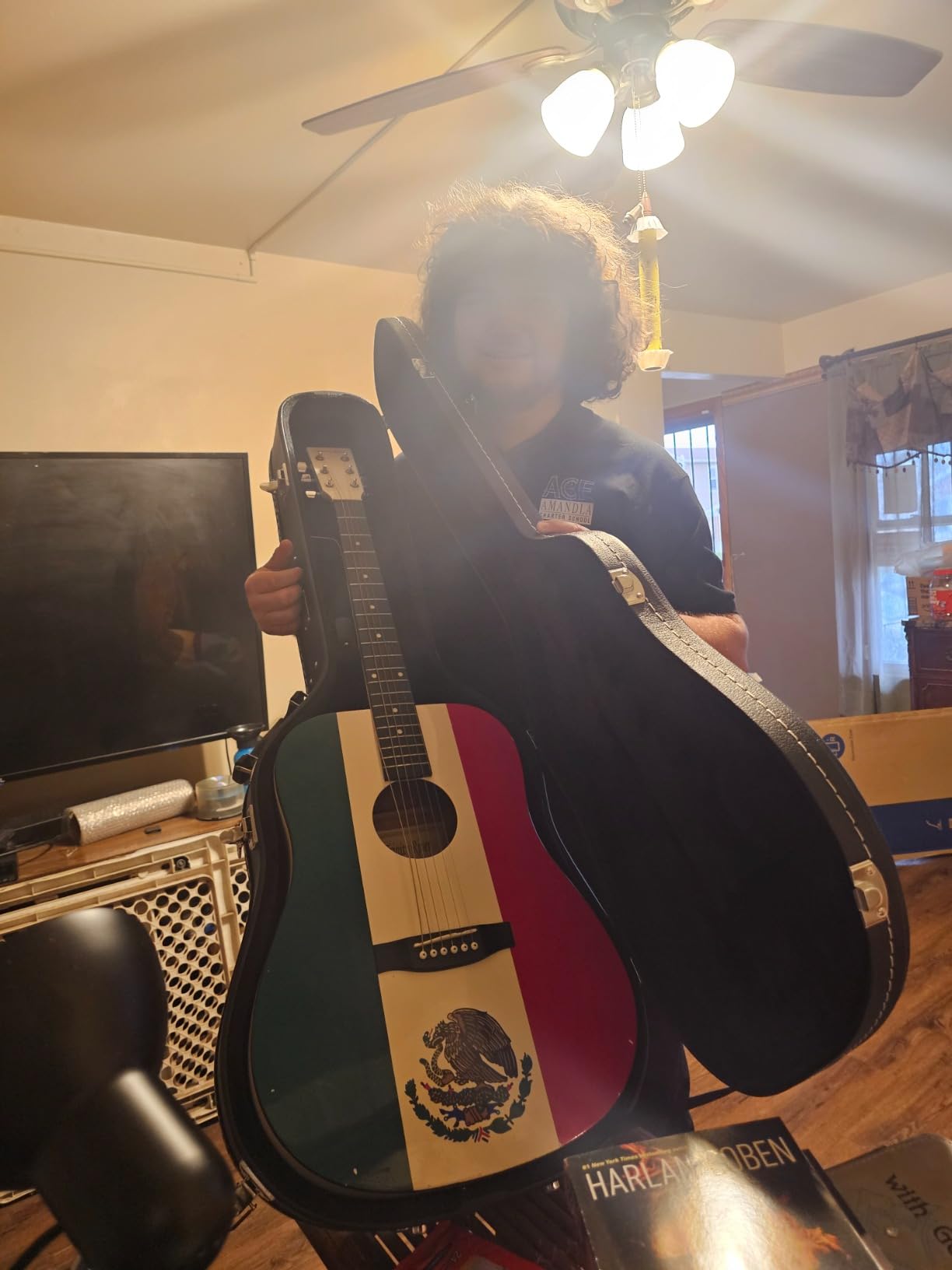 Gearlux Dreadnought Acoustic Guitar Hardshell Case with Accessory Compartment - Black customer photo 2